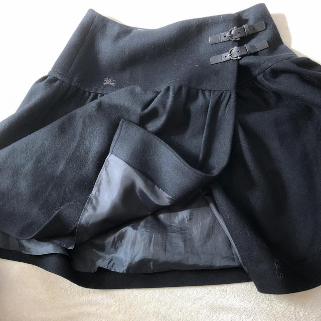 BURBERRY BLUE LABEL(バーバリーブルーレーベル)のバーバーリーブルーレーベル　黒ひざ丈スカート レディースのスカート(ひざ丈スカート)の商品写真