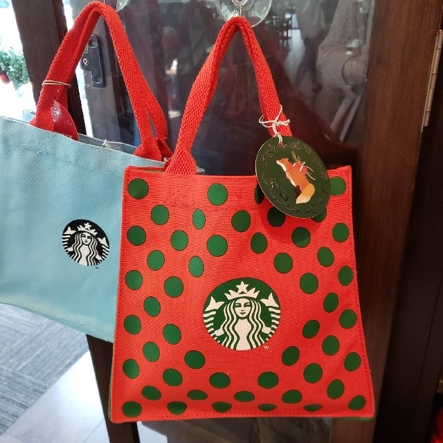 Starbucks Coffee(スターバックスコーヒー)のスタバ★タイ限定★ホリデーバッグ<赤> エンタメ/ホビーのコレクション(ノベルティグッズ)の商品写真