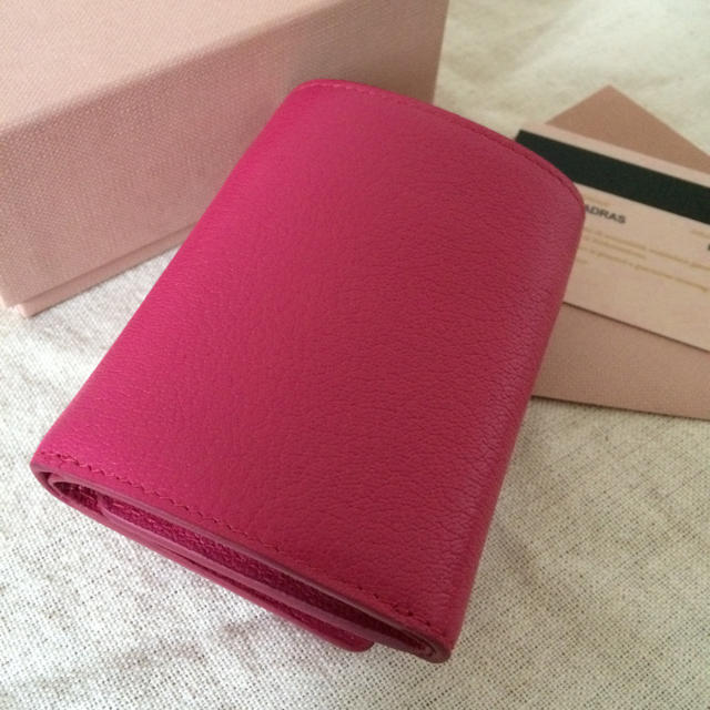 miumiu(ミュウミュウ)のmiumiu 極ミニ財布♡PEONIAピンク♡マドラス♡一つは欲しい♡ レディースのファッション小物(財布)の商品写真