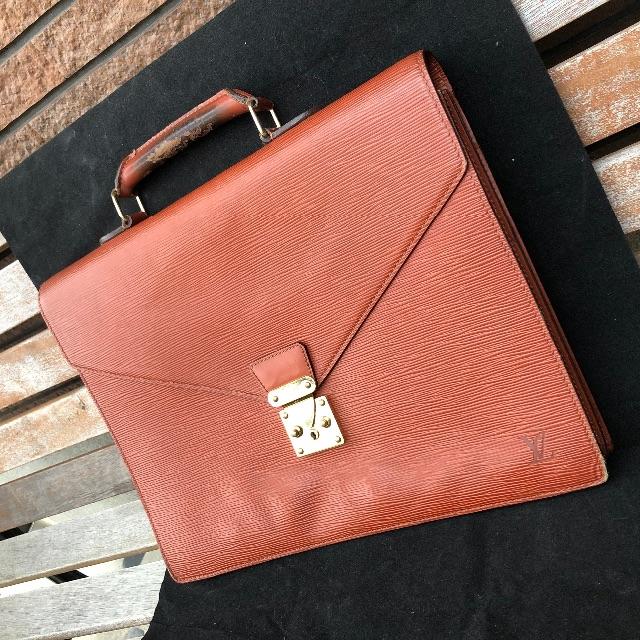 LOUIS VUITTON エピ セルヴィエット コンセイエ 赤茶 ヴィトン-