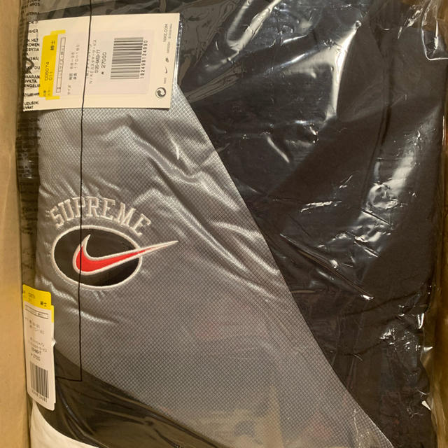Supreme(シュプリーム)のSupreme Nike Hooded Sport Jacket Silver メンズのジャケット/アウター(ブルゾン)の商品写真