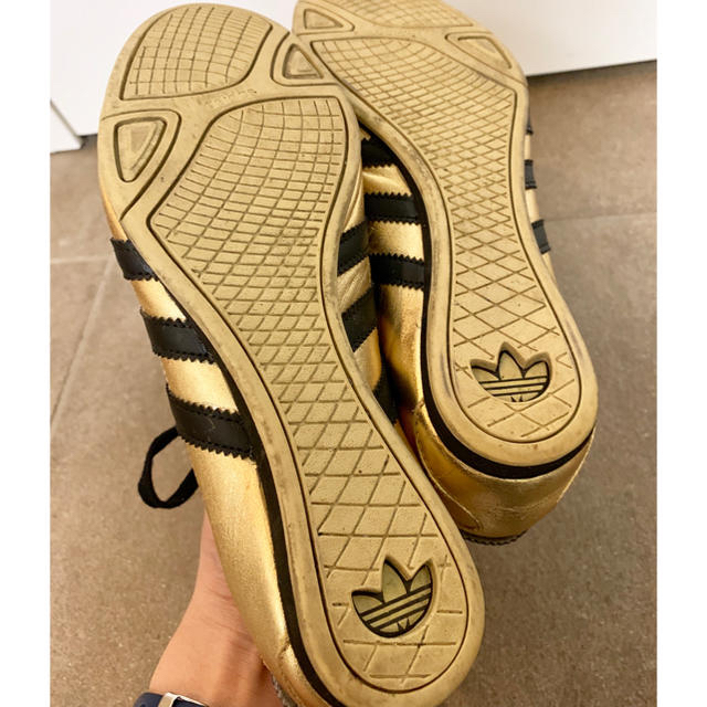 adidas(アディダス)のadidas × OKAPI スニーカー (ゴールド/23.5) レディースの靴/シューズ(スニーカー)の商品写真