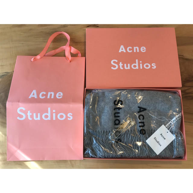 ACNE(アクネ)の【最安】新品未使用 Acne Studios アクネ 大判ストール グレー レディースのファッション小物(ストール/パシュミナ)の商品写真