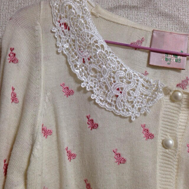 F i.n.t(フィント)のバラ刺繍衿付きカーディガン レディースのトップス(カーディガン)の商品写真