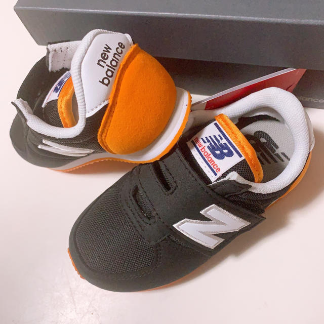 New Balance(ニューバランス)の新品 ニューバランス スニーカー 220 15.0 ブラック オレンジ キッズ/ベビー/マタニティのキッズ靴/シューズ(15cm~)(スニーカー)の商品写真