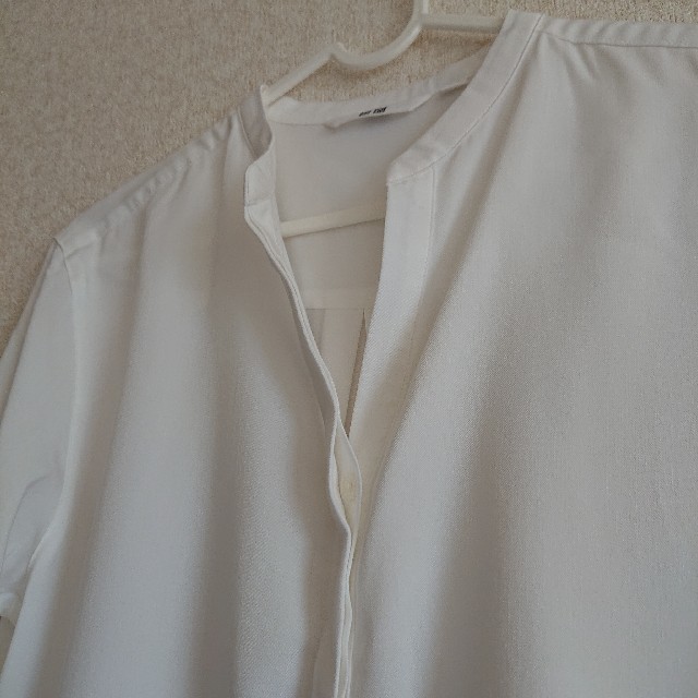 UNIQLO(ユニクロ)の白ブラウス レディースのトップス(シャツ/ブラウス(長袖/七分))の商品写真