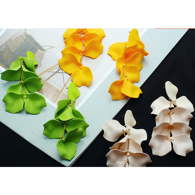 人気 フラワーピアス 花びら アクセサリー ブライダルアクセサリー ウェディングの通販 By E A Store Wedding ラクマ