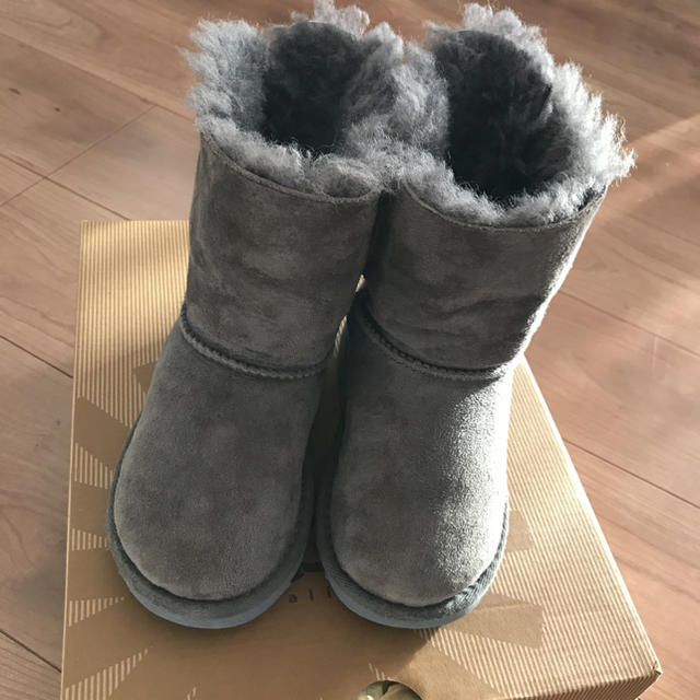 UGG(アグ)のUGG BAILEY BOW ムートンブーツ リボン キッズ/ベビー/マタニティのキッズ靴/シューズ(15cm~)(ブーツ)の商品写真