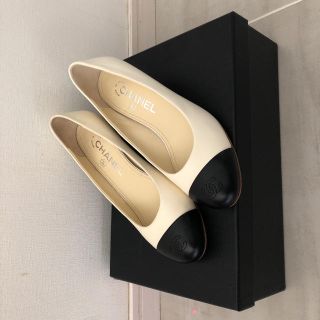 シャネル(CHANEL)のお値下げシャネル　ベージュ×ブラック　パールパンプス 36(ハイヒール/パンプス)