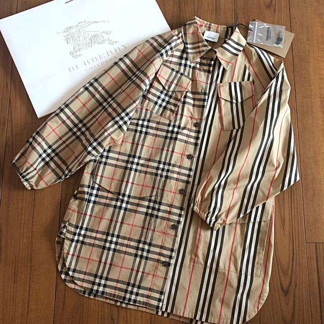 BURBERRY(バーバリー)の【ご専用】バーバリー 新品シャツ S レディースのトップス(シャツ/ブラウス(長袖/七分))の商品写真