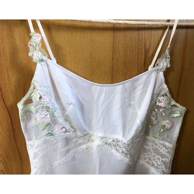 Wacoal(ワコール)のワコール　白の花柄スリップ レディースの下着/アンダーウェア(アンダーシャツ/防寒インナー)の商品写真