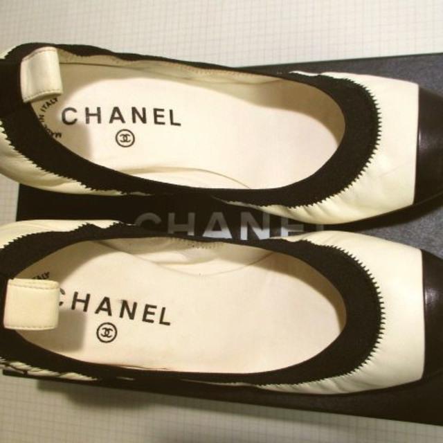 CHANEL(シャネル)の【正規品】シャネル パンプス　白x黒　ココマークステッチ　37 1/2サイズ レディースの靴/シューズ(ハイヒール/パンプス)の商品写真