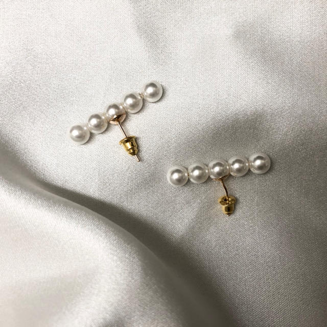 ZARA(ザラ)の5粒パールピアス　新品　送料込 レディースのアクセサリー(ピアス)の商品写真