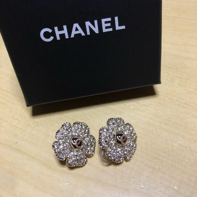 CHANEL(シャネル)の【美品】CHANEL イヤリング 可愛い フラワー ラインストーン ココマーク レディースのアクセサリー(イヤリング)の商品写真