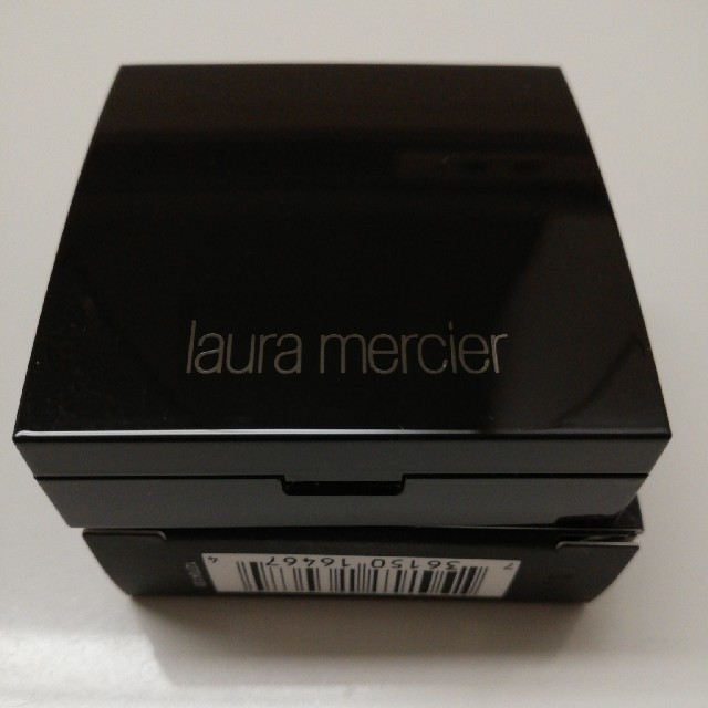 laura mercier(ローラメルシエ)のローラメルシエシークレットブラーリングパウダーフォーアンダーアイズ コスメ/美容のベースメイク/化粧品(フェイスパウダー)の商品写真