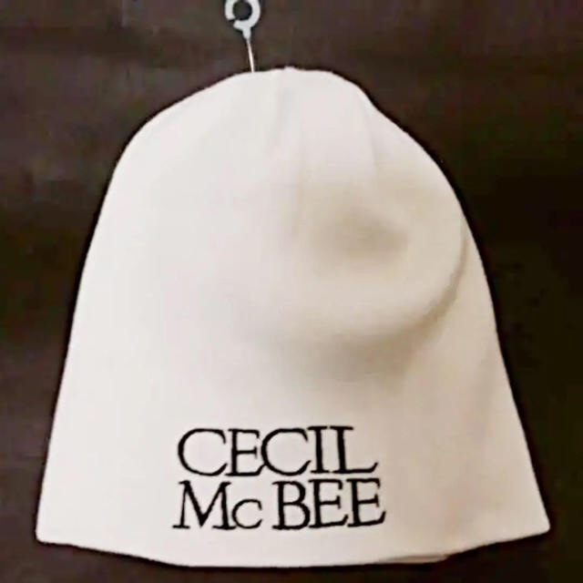 CECIL McBEE(セシルマクビー)のＣＥＣＩＬ ＭｃＢＥＥセシルマクビー白黒エンブレム刺繍ニットキャップ帽フリー新品 レディースの帽子(ニット帽/ビーニー)の商品写真