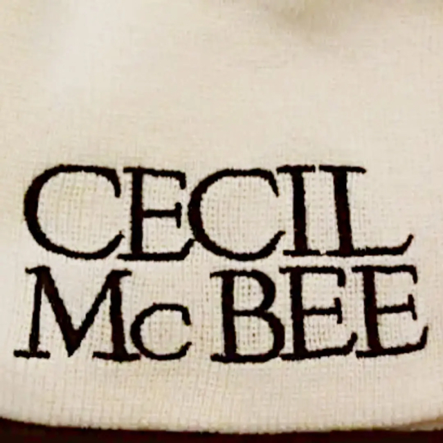 CECIL McBEE(セシルマクビー)のＣＥＣＩＬ ＭｃＢＥＥセシルマクビー白黒エンブレム刺繍ニットキャップ帽フリー新品 レディースの帽子(ニット帽/ビーニー)の商品写真