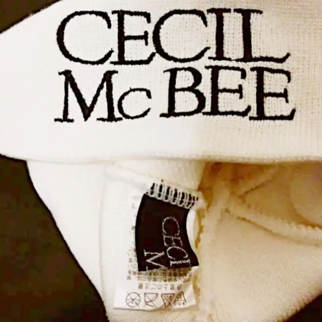 CECIL McBEE(セシルマクビー)のＣＥＣＩＬ ＭｃＢＥＥセシルマクビー白黒エンブレム刺繍ニットキャップ帽フリー新品 レディースの帽子(ニット帽/ビーニー)の商品写真