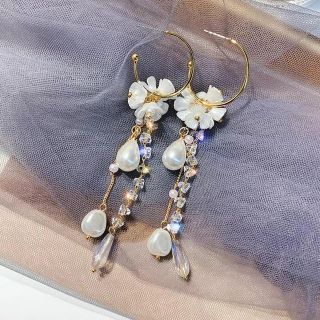 ジルバイジルスチュアート(JILL by JILLSTUART)のNo.10 フラワー シェル クリスタル アシメントリー  フープピアス (ピアス)