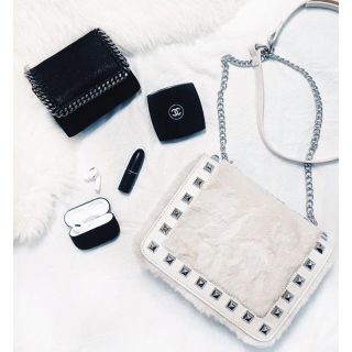 リエンダ(rienda)の★リエンダ最新ノベルティ Studs Faux Fur BAG ベージュ★(ショルダーバッグ)