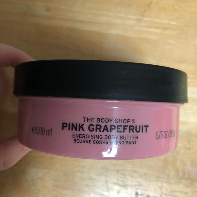 THE BODY SHOP(ザボディショップ)の【未使用】【THE BODY SHOP】ボディバター　ピンクグレープフルーツ コスメ/美容のボディケア(ボディクリーム)の商品写真