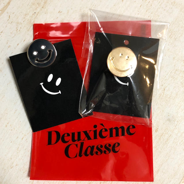 DEUXIEME CLASSE(ドゥーズィエムクラス)のDEUXIEME CLASSE SMILEY FACE ピンバッジ 2点セット レディースのファッション小物(その他)の商品写真
