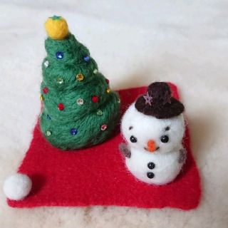 ハンドメイド クリスマスツリー 雪だるま 敷物   羊毛フェルト(インテリア雑貨)