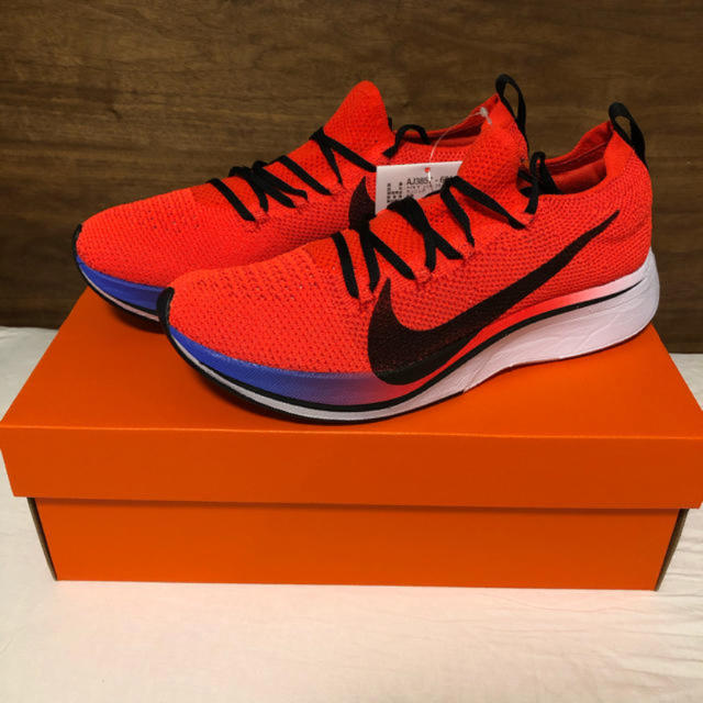 NIKE(ナイキ)のヴェイパーフライ 4％ フライニット ナイキ NIKE 27.5cm 新品未使用 スポーツ/アウトドアのランニング(シューズ)の商品写真