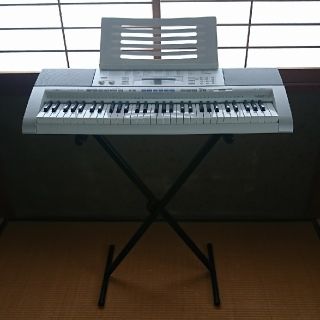 カシオ(CASIO)のCASIO 光ナビゲーションキーボード(61鍵盤) LK-205
スタンド付き(電子ピアノ)