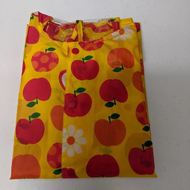 KIDS FORET(キッズフォーレ)のキッズフォーレ Kids Foret レインコート 手提げ袋付き リンゴ キッズ/ベビー/マタニティのこども用ファッション小物(レインコート)の商品写真