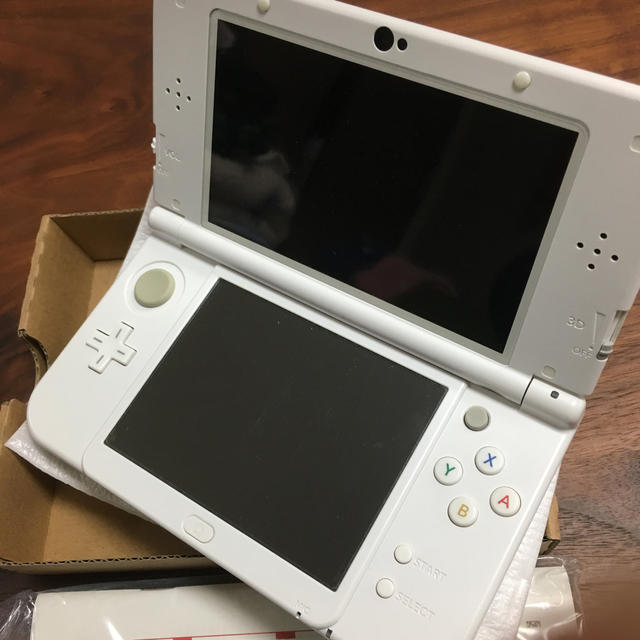 任天堂(ニンテンドウ)のNintendo 3DS NEW ニンテンドー 本体 LL パールホワイト エンタメ/ホビーのゲームソフト/ゲーム機本体(携帯用ゲーム機本体)の商品写真