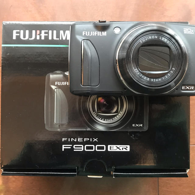 富士フイルム(フジフイルム)の付属品完備　富士フイルム デジタルカメラ F900EXR wi-fi対応 スマホ/家電/カメラのカメラ(コンパクトデジタルカメラ)の商品写真