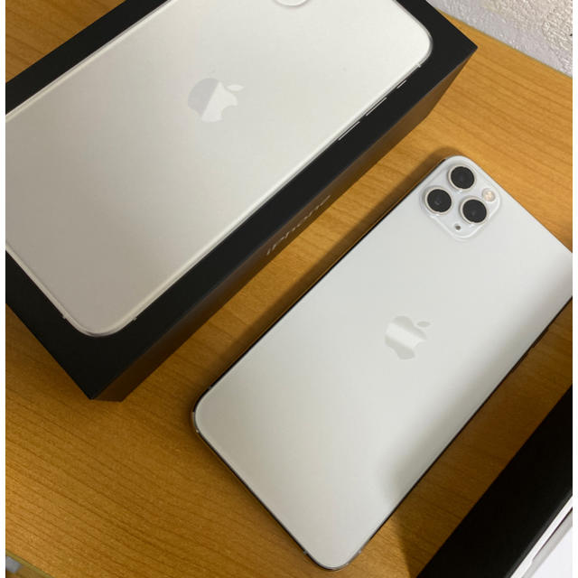 iPhone(アイフォーン)の新品 simフリーiPhone 11 pro max 256gb シルバー スマホ/家電/カメラのスマートフォン/携帯電話(スマートフォン本体)の商品写真