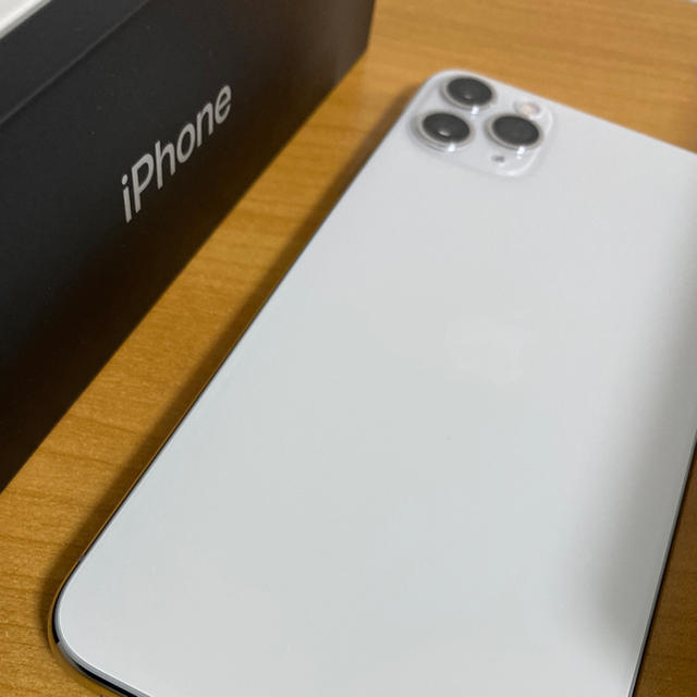 iPhone(アイフォーン)の新品 simフリーiPhone 11 pro max 256gb シルバー スマホ/家電/カメラのスマートフォン/携帯電話(スマートフォン本体)の商品写真