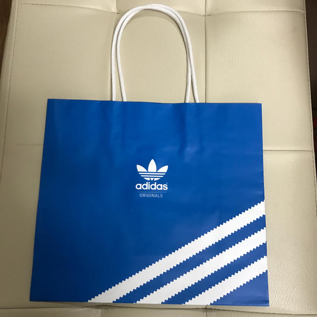 adidas(アディダス)のアディダス紙袋 美品 レディースのバッグ(ショップ袋)の商品写真