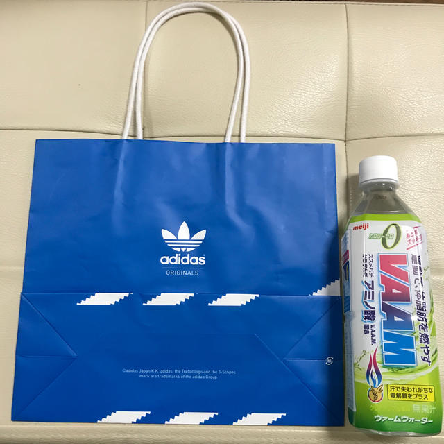 adidas(アディダス)のアディダス紙袋 美品 レディースのバッグ(ショップ袋)の商品写真