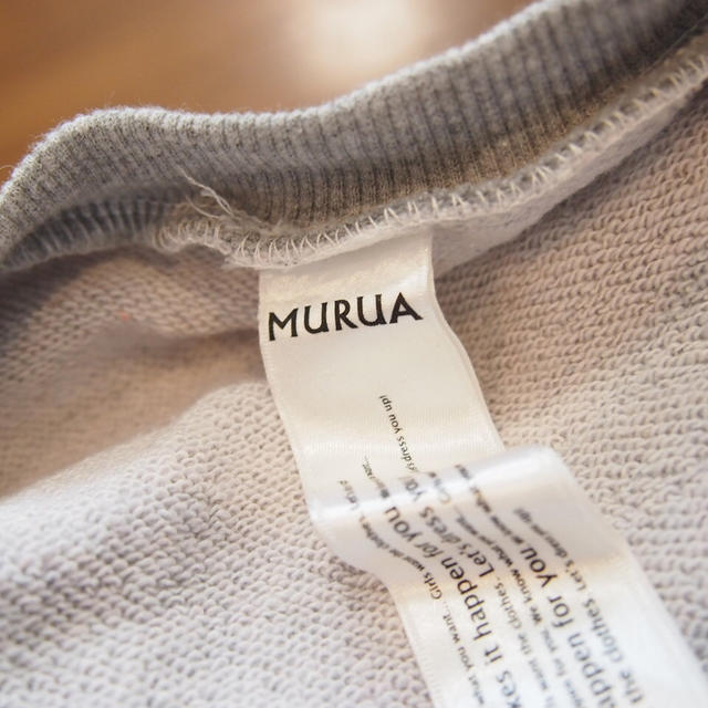 MURUA(ムルーア)のMURUA トレーナー ムルーア グレー レディースのトップス(トレーナー/スウェット)の商品写真