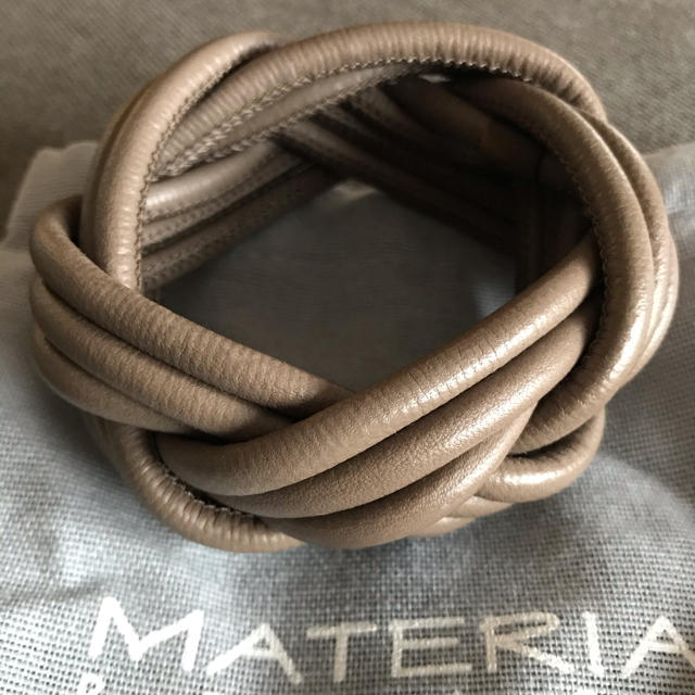 MATERIA(マテリア)の革バングル レディースのアクセサリー(ブレスレット/バングル)の商品写真