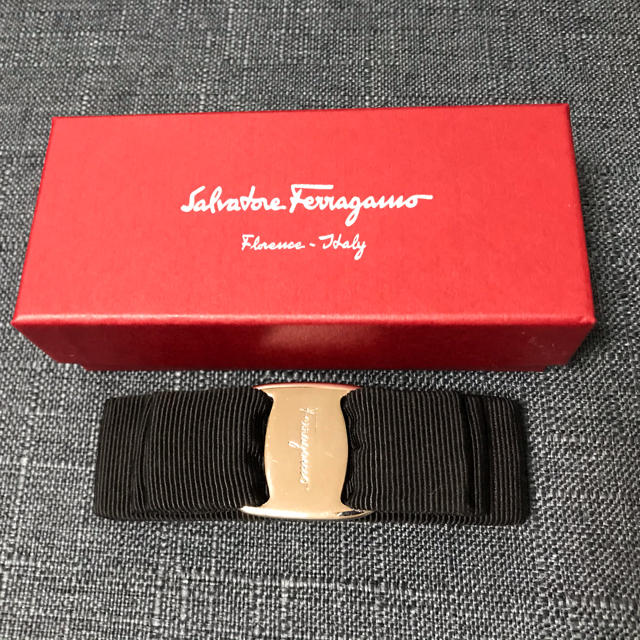 Salvatore Ferragamo(サルヴァトーレフェラガモ)の【再値下げ！美品】フェラガモ黒リボンバレッタ レディースのヘアアクセサリー(バレッタ/ヘアクリップ)の商品写真