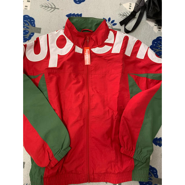 ジャケット/アウター激レアXLサイズ！19AW supremeショルダーロゴトラックジャケット赤緑