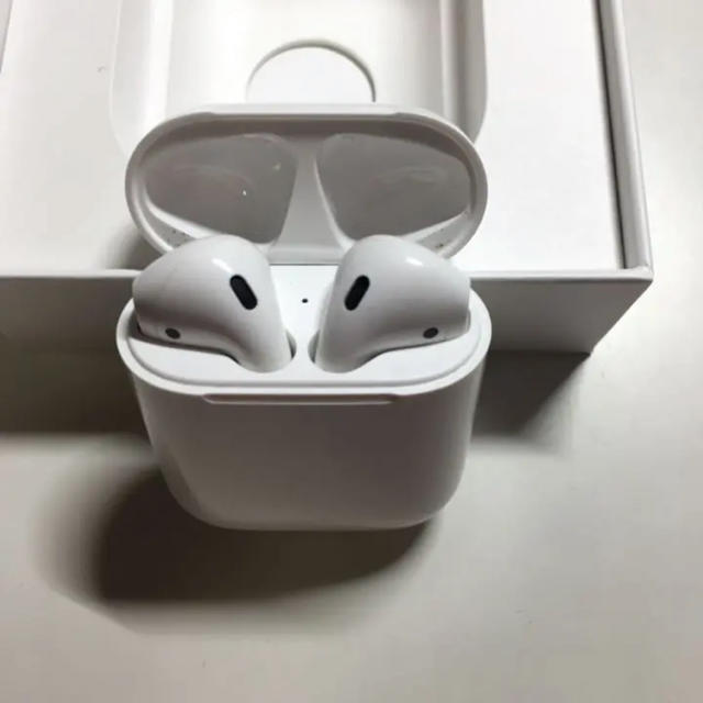 Apple(アップル)のAirPods2 第二世代 スマホ/家電/カメラのオーディオ機器(ヘッドフォン/イヤフォン)の商品写真