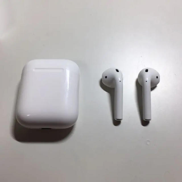 Apple(アップル)のAirPods2 第二世代 スマホ/家電/カメラのオーディオ機器(ヘッドフォン/イヤフォン)の商品写真