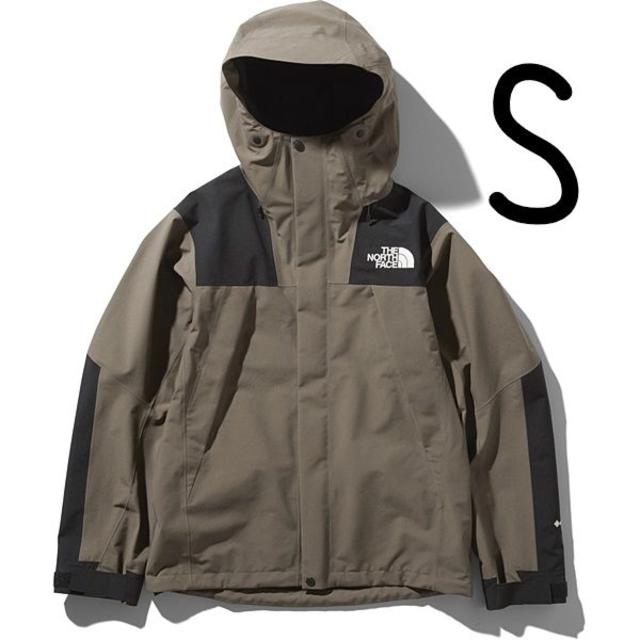 THE NORTH FACE(ザノースフェイス)の新品送料込 マウンテンジャケット NP61800 ワイマラナーブラウン S メンズのジャケット/アウター(マウンテンパーカー)の商品写真