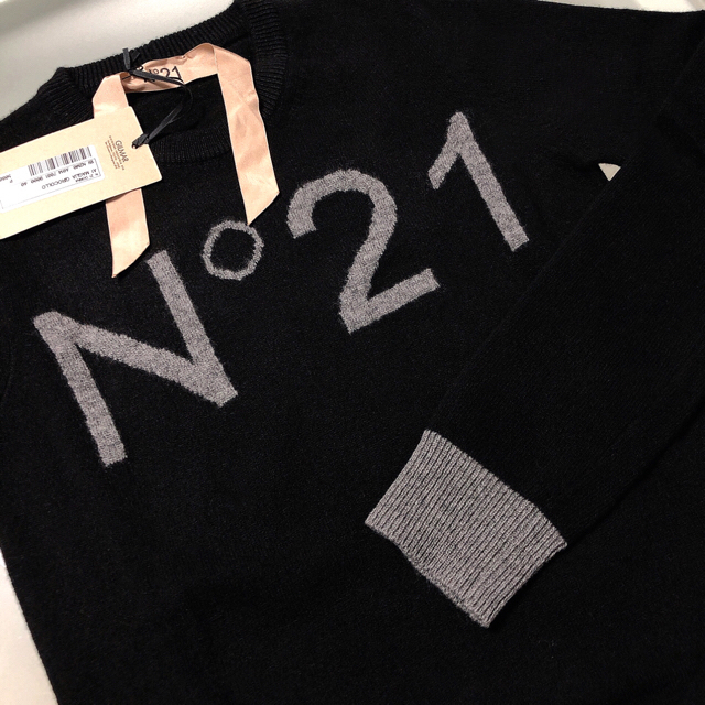 N°21(ヌメロヴェントゥーノ)のN°21 ヌメロヴェントゥーノ ロゴ ニット セーター トップス 新品未使用 レディースのトップス(ニット/セーター)の商品写真