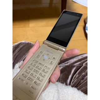 フジツウ(富士通)のdocomo ガラケー F-07F gold  FOMA(携帯電話本体)