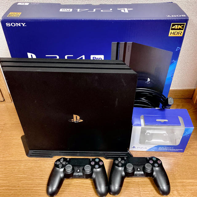 PlayStation4(プレイステーション4)のPS4 pro 1TB コントローラ2台 スタンド付 エンタメ/ホビーのゲームソフト/ゲーム機本体(家庭用ゲーム機本体)の商品写真