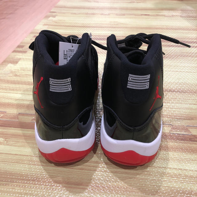 NIKE(ナイキ)のNIKE AIR JORDAN 11 RETRO BRED 最終値下げ メンズの靴/シューズ(スニーカー)の商品写真