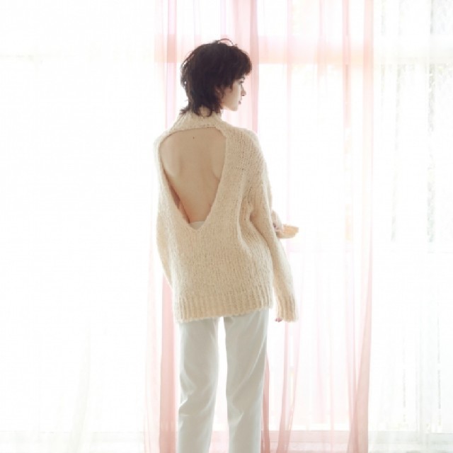 Rosary moon(ロザリームーン)のロザリームーン Fluffy Back Open Pullover

 レディースのトップス(ニット/セーター)の商品写真