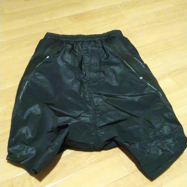 JULIUS(ユリウス)のニルズ TWISTED SIDE SLASH SHORT PANTS メンズのパンツ(ショートパンツ)の商品写真