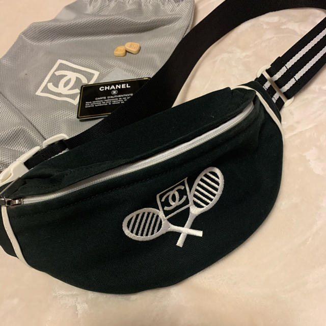 CHANEL(シャネル)ののり様専用　CHANEL ウエストポーチ　ボディバック レディースのバッグ(ボディバッグ/ウエストポーチ)の商品写真